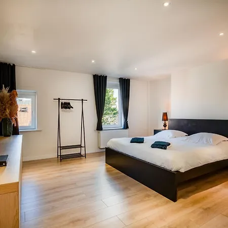 Vakantiehuis Groepswoning 5 Slaapkamers 2 Badkamers 3 Toiletten