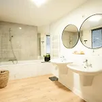 펜션 House With 5 Bedrooms - Ideal For Families & Groups *